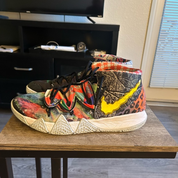 Kyrie Irving SpongeBob basketball shoes - Picture 1 of 4